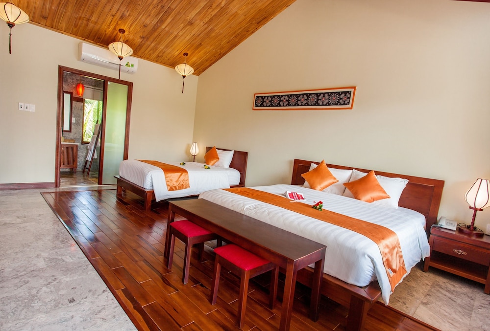 DELUXE, TWIN BEDS, POOL VIEW