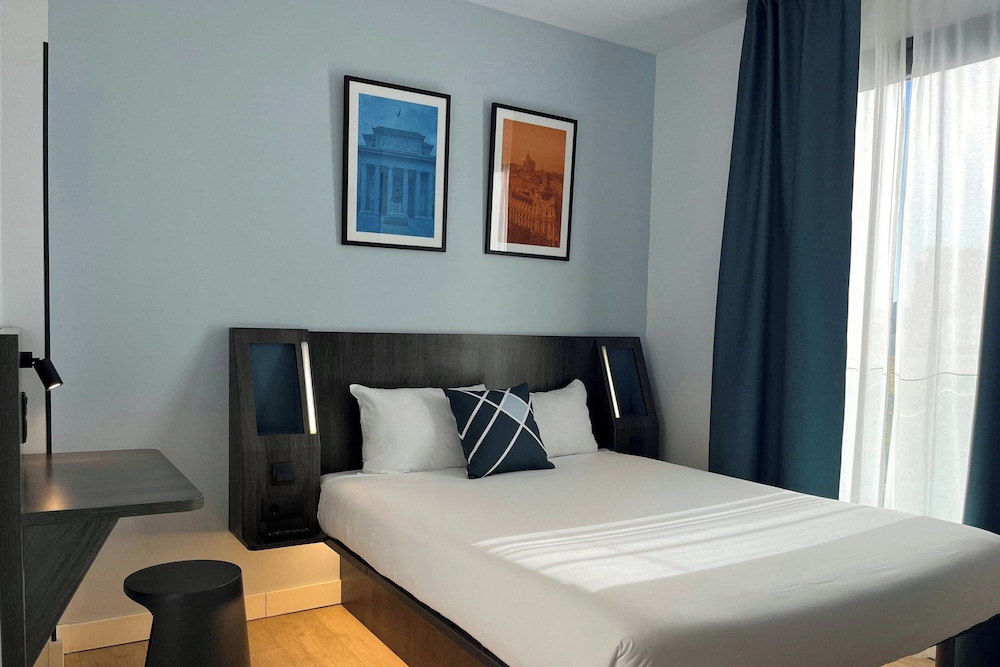 STANDARD, QUEEN BED