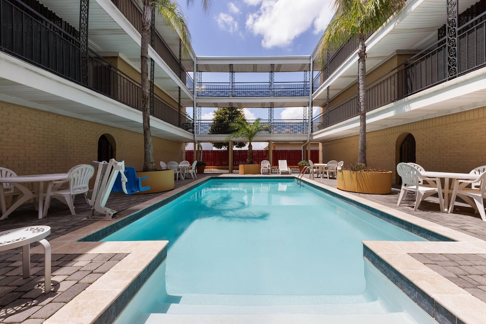 Super 8 by Wyndham New Orleans 28/43