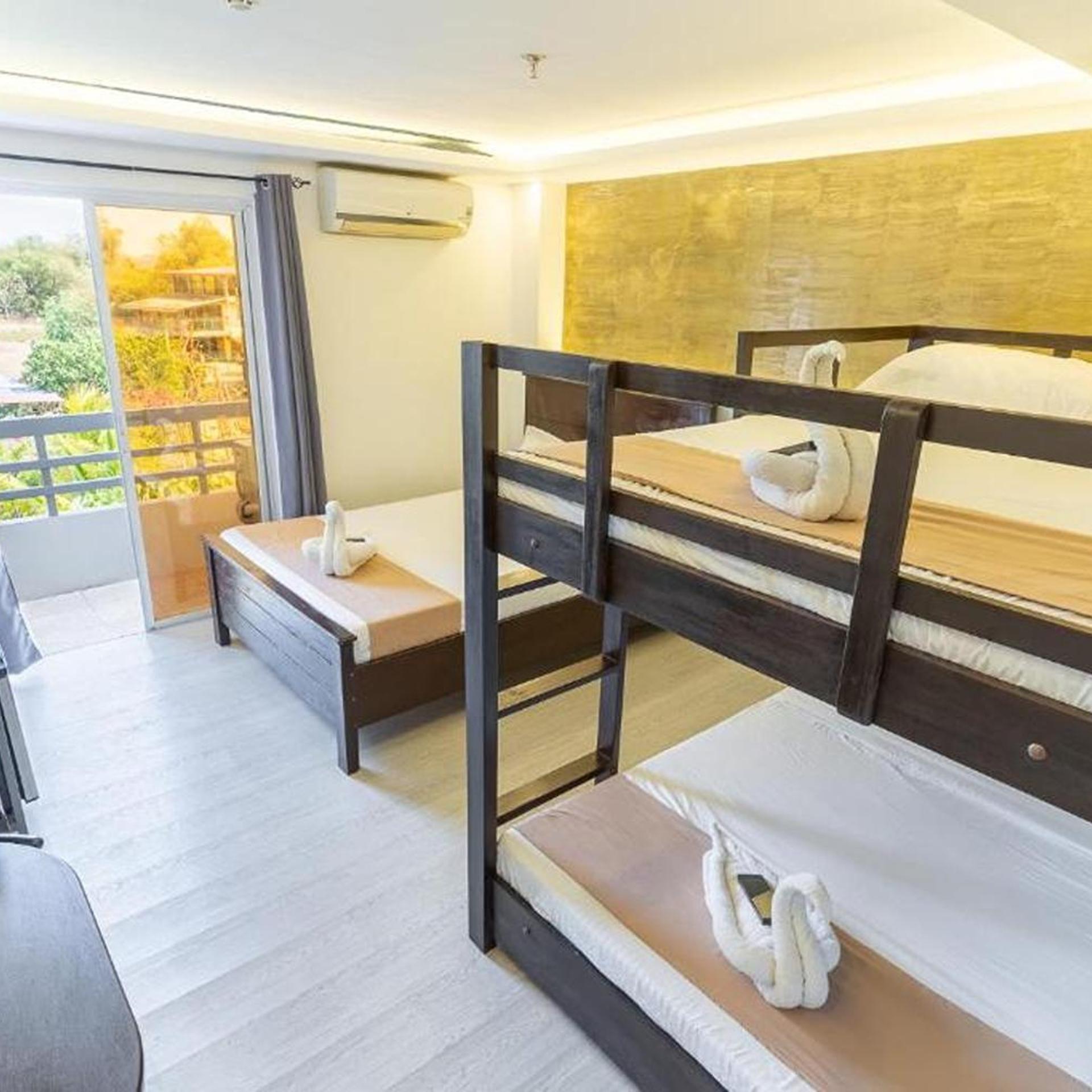 Spotlight Hotel near Hundred Islands Wharf 36/44