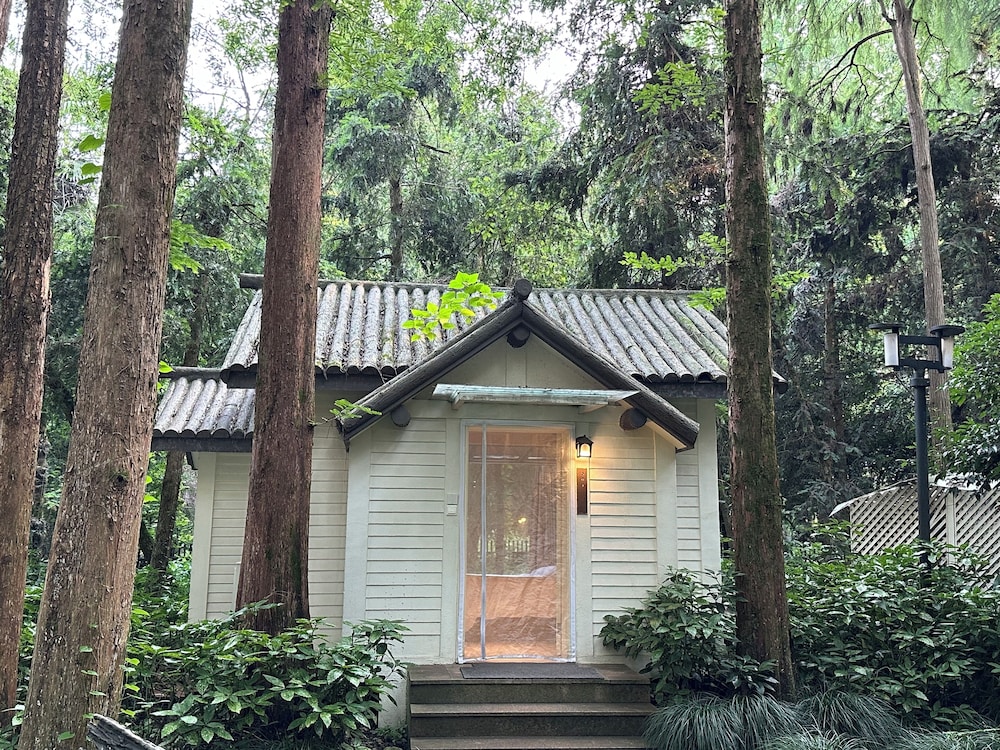 Lotus Glade Hotel 4/50