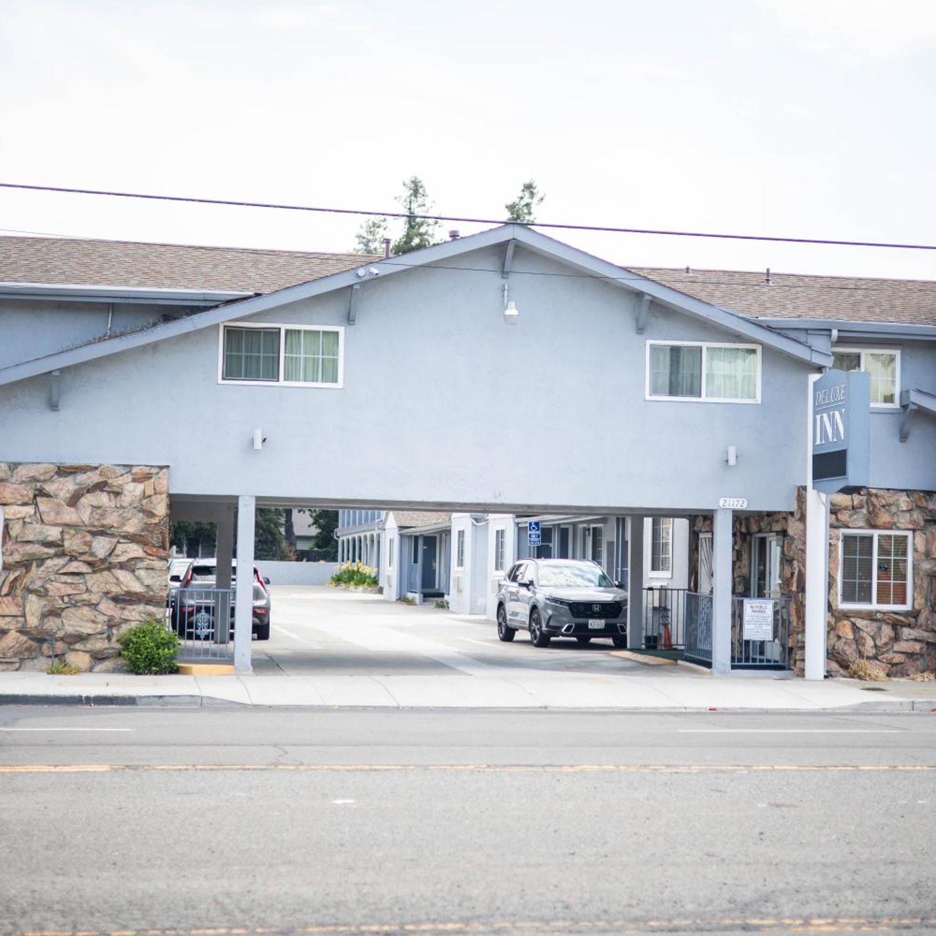 Deluxe Inn 1/25