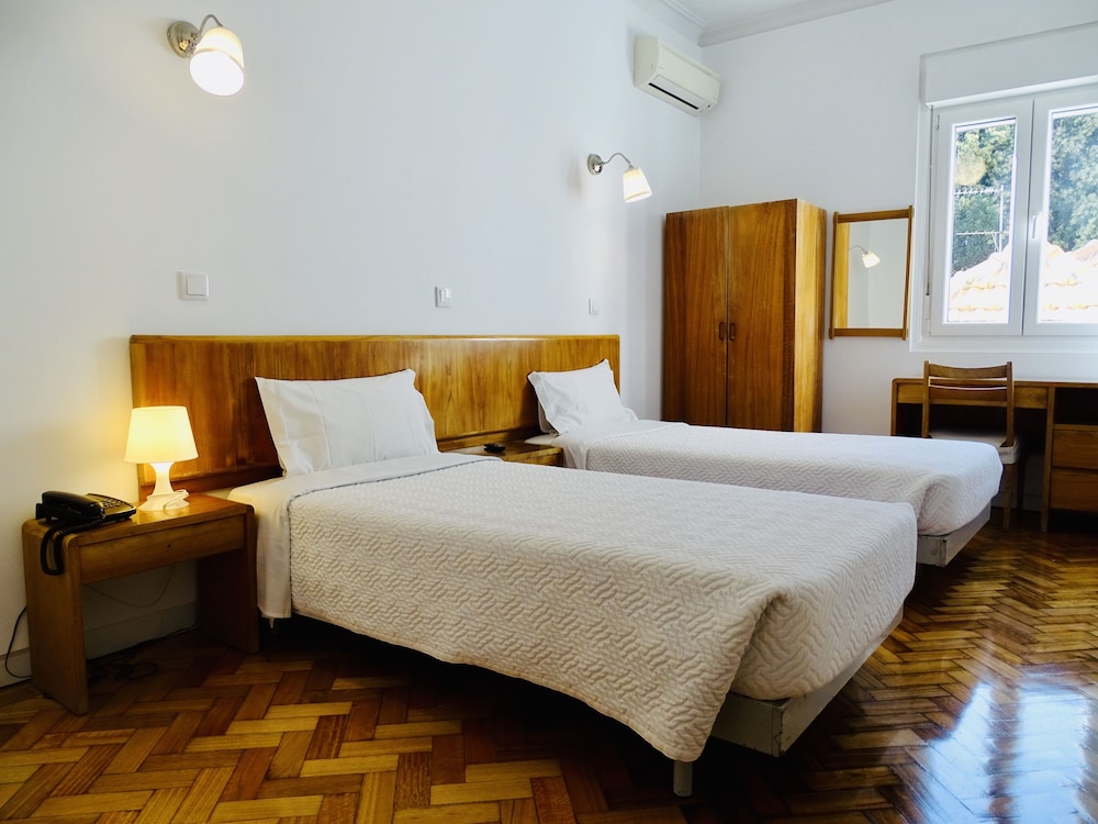 ROOM, TWIN BEDS