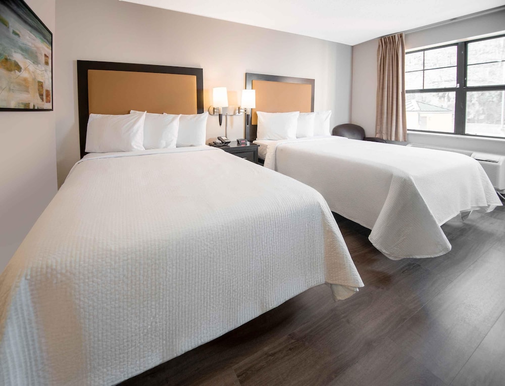 STUDIO, 2 QUEEN BEDS
