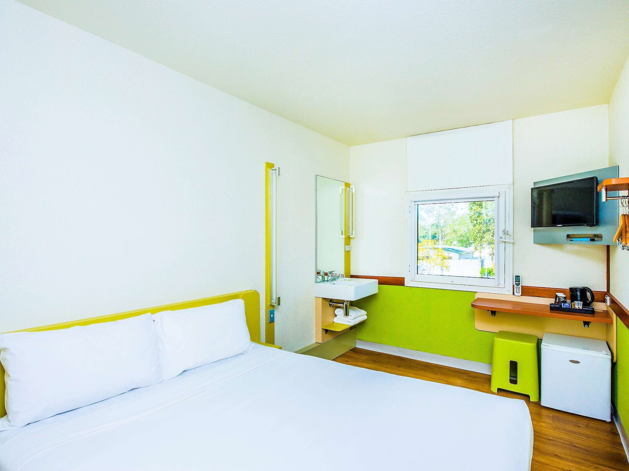 ROOM, QUEEN BED