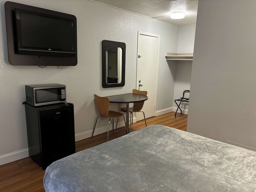 Motel6 Pensacola, FL - West 15/23