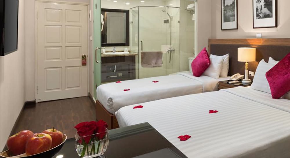 Golden Moon Suite Hotel 26/62