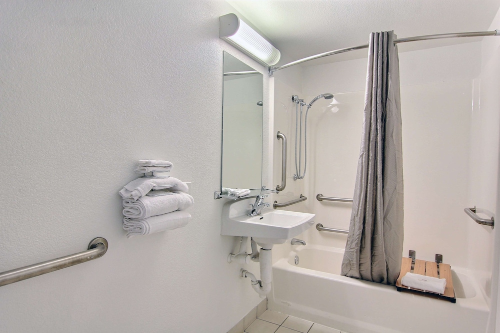 Motel6 Austin, TX - Central Downtown UT 52/53