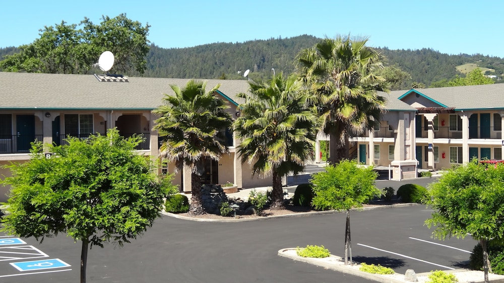 Cloverdale Wine Country Inn and Suites 45/47
