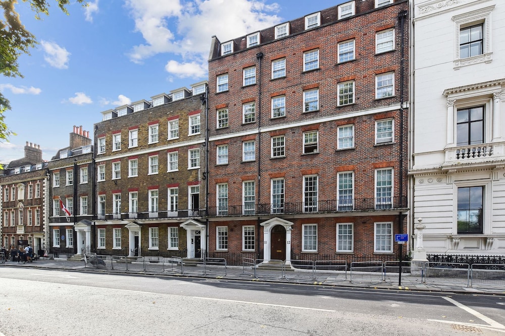 Buckingham Palace Residences by Aeria Apartments 35/45