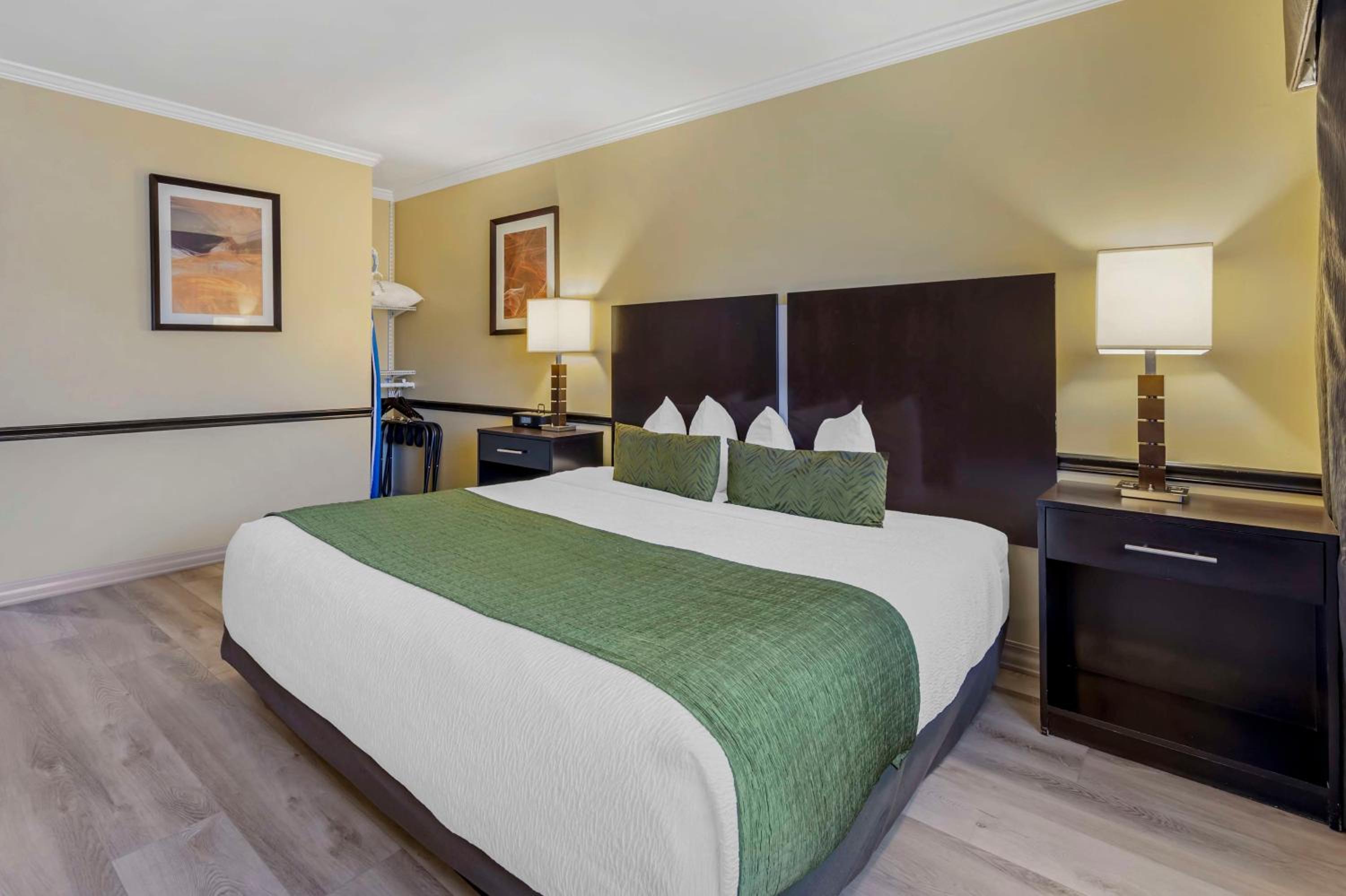 غرفة بسرير كينج بحوض استحمام لذوي الإعاقة، Best Western Canoga Park Motor Inn 2/5