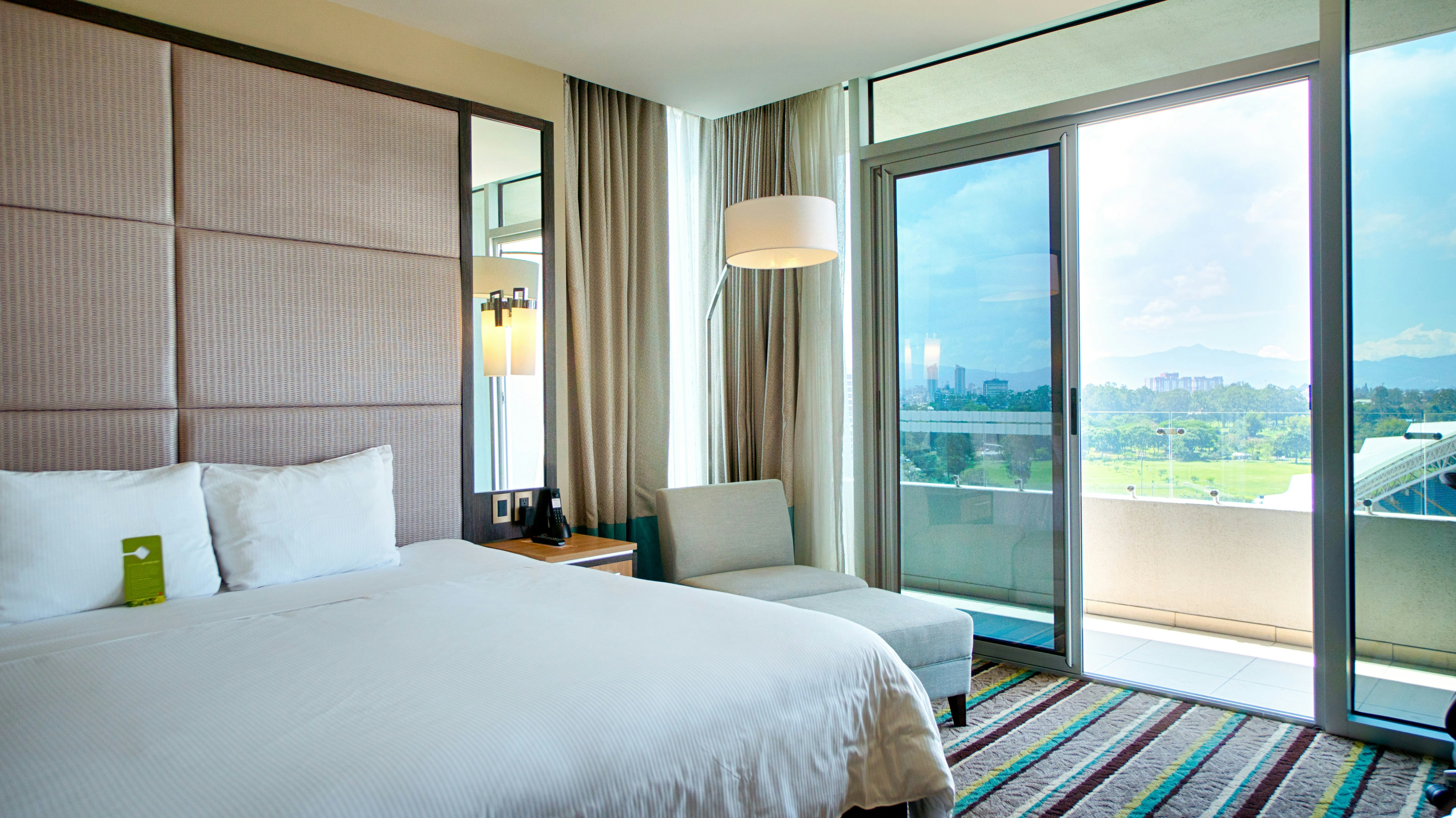 ROOM, KING BED, BALCONY