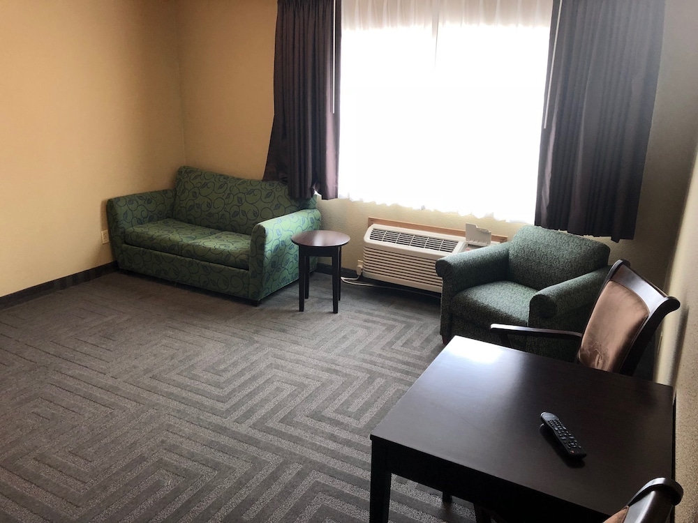 Super 8 by Wyndham LaGrande 31/36