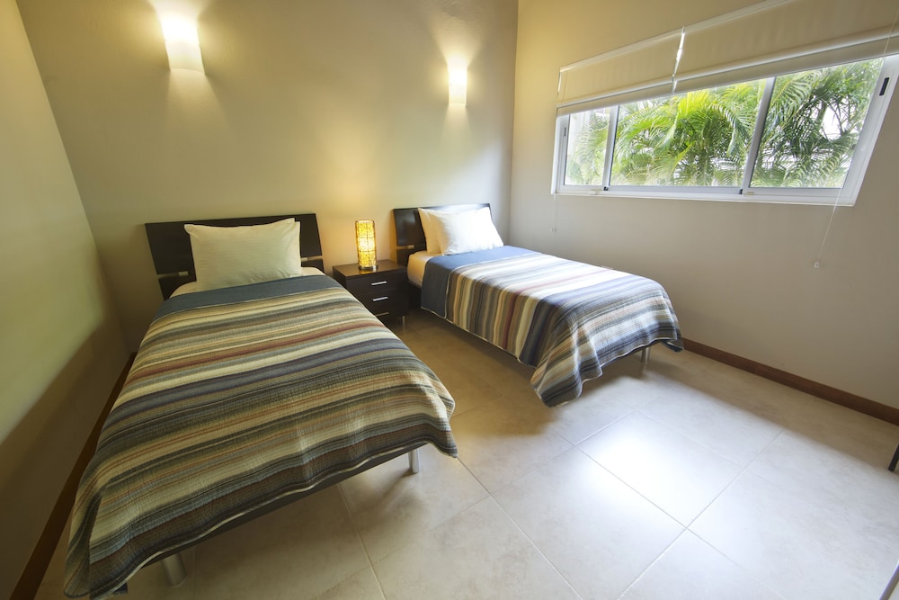 2 Bedrooms, Family, House, Queen and Twin Beds, Pool Side, Kitchen