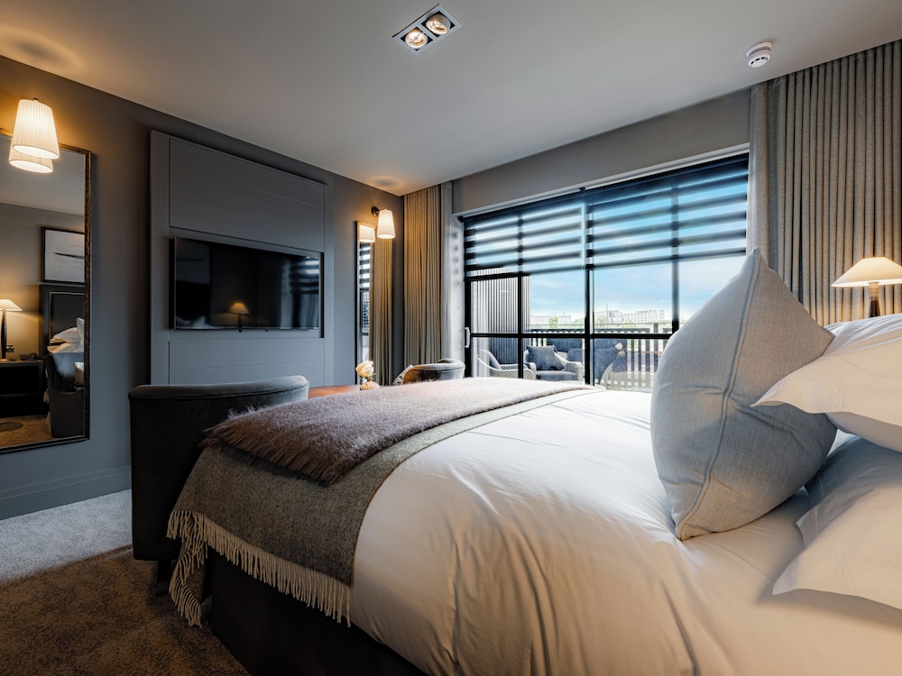 Classic, King Bed, Garden Area