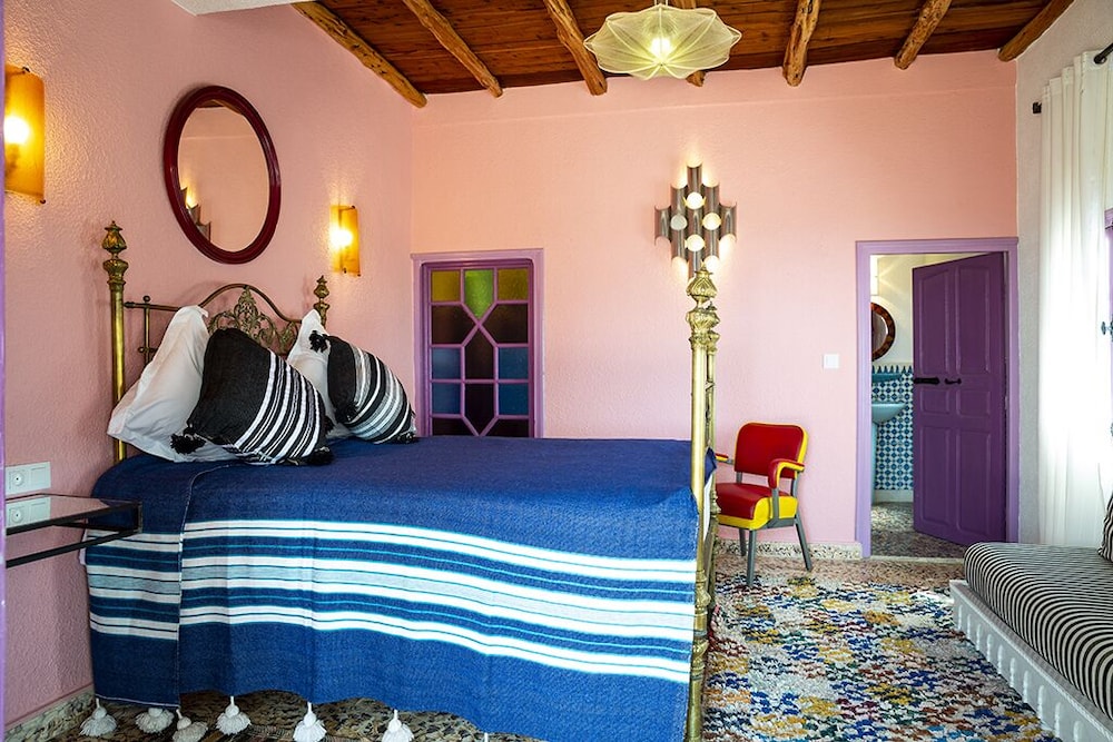 COMFORT, QUEEN BED, OCEAN VIEW