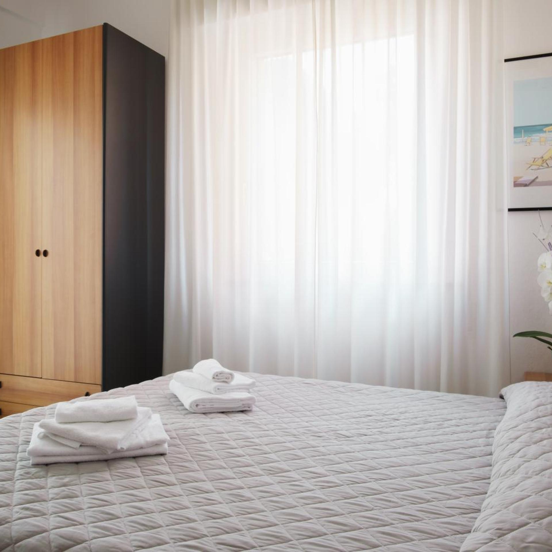 ROOM, DOUBLE OR TWIN BED