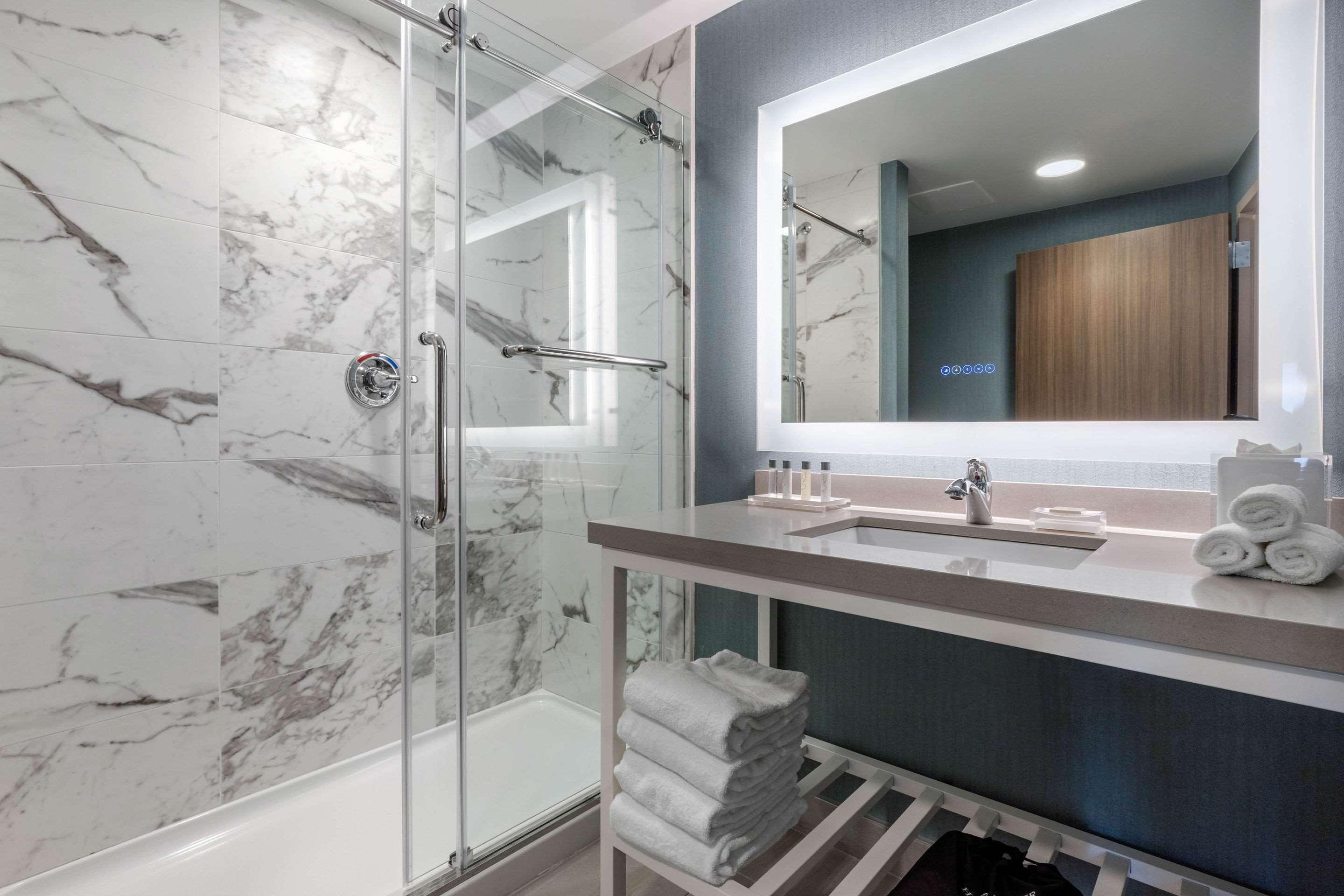غرفة بسريرين كوين، Cambria Hotel West Orange 4/4