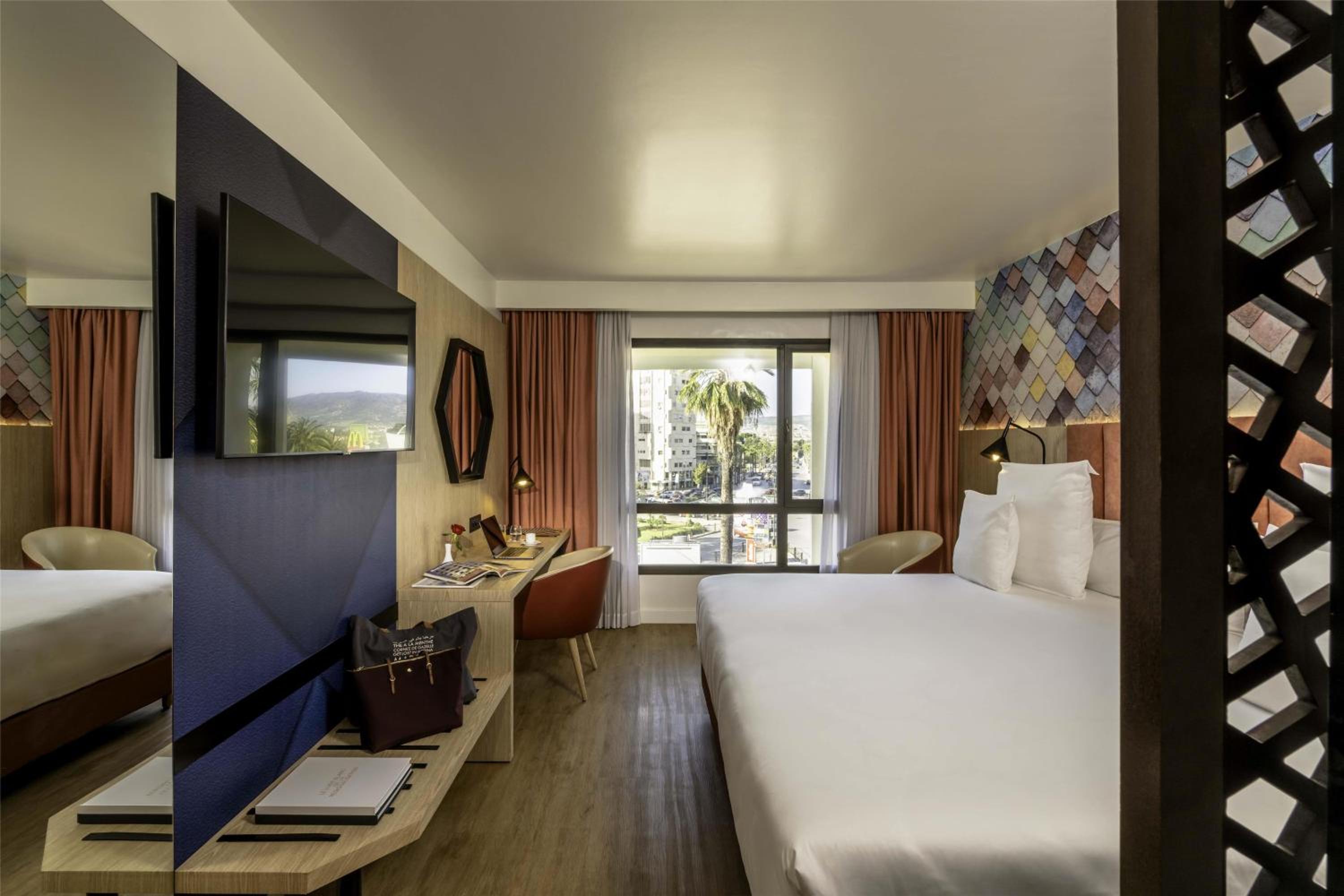 Superior, Queen Bed, Medina View