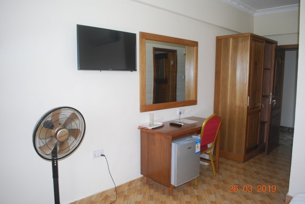 Ampomaah Hotel 30/45