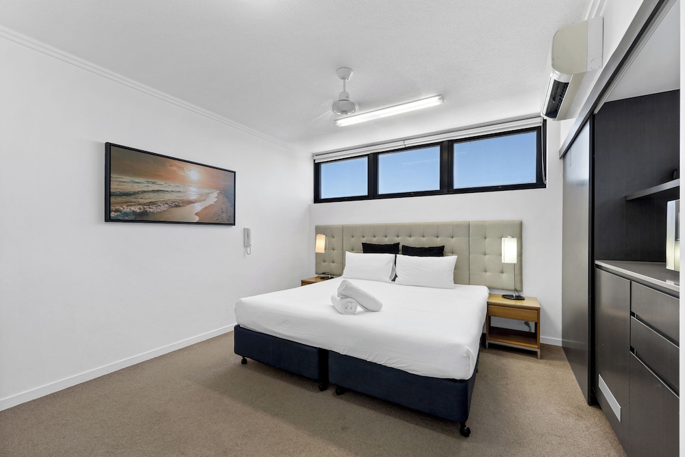STUDIO, KING BED