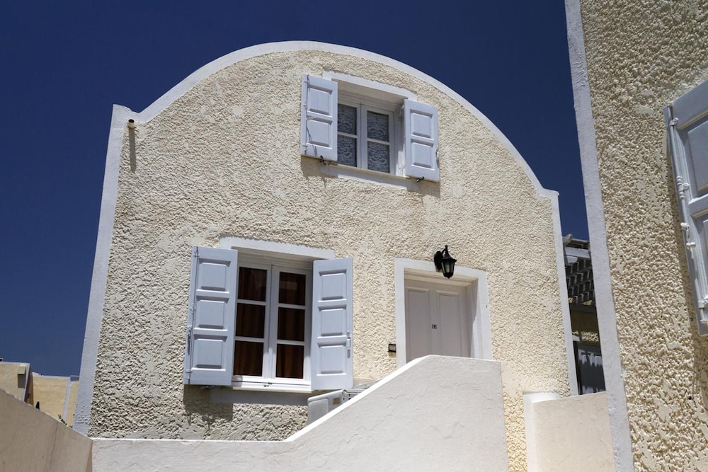 Dolphins Apartments in SANTORINI