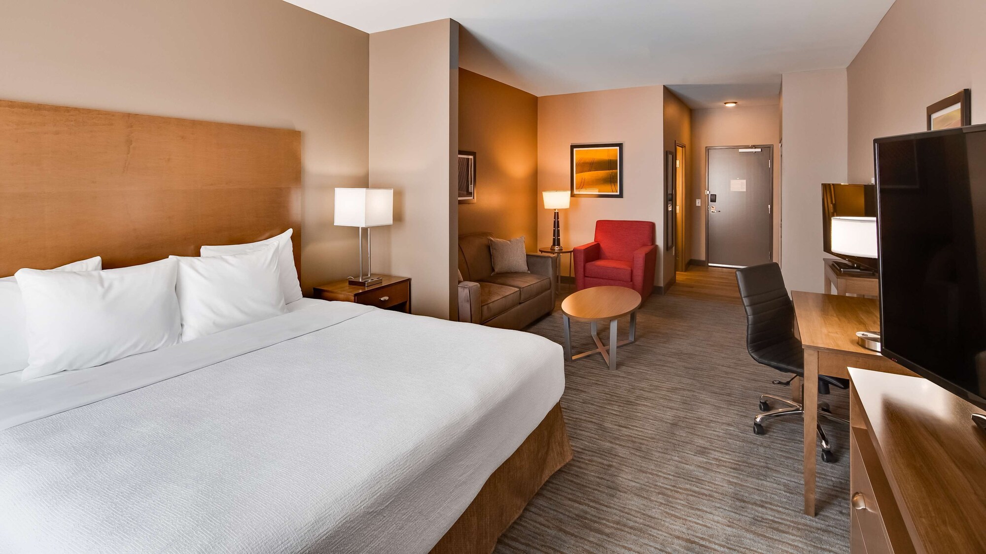 Suite, King Bed, Sofa, Accessible