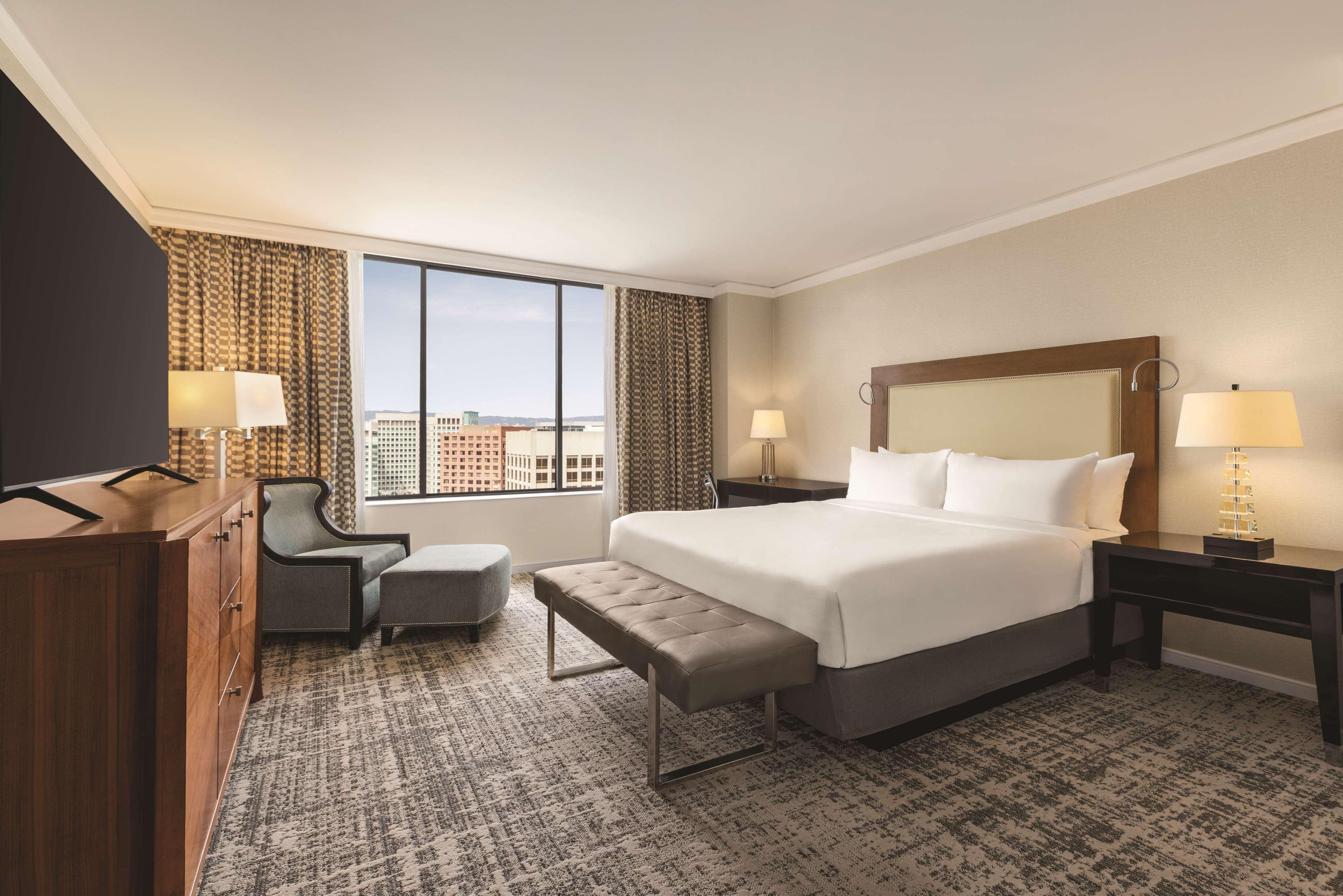 GUEST ROOM, KING BED, POOL VIEW
