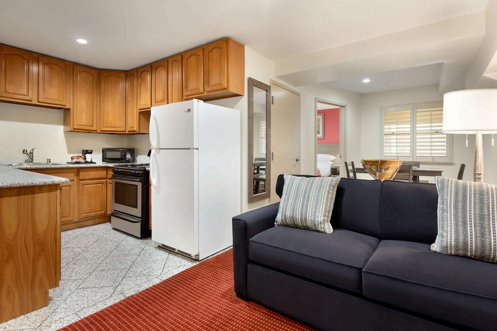 Ramada by Wyndham Oakland Downtown City Center 33/42