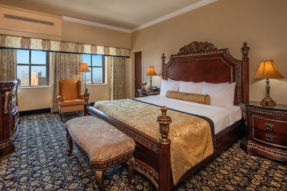 ROOM, KING BED, JETTED TUB