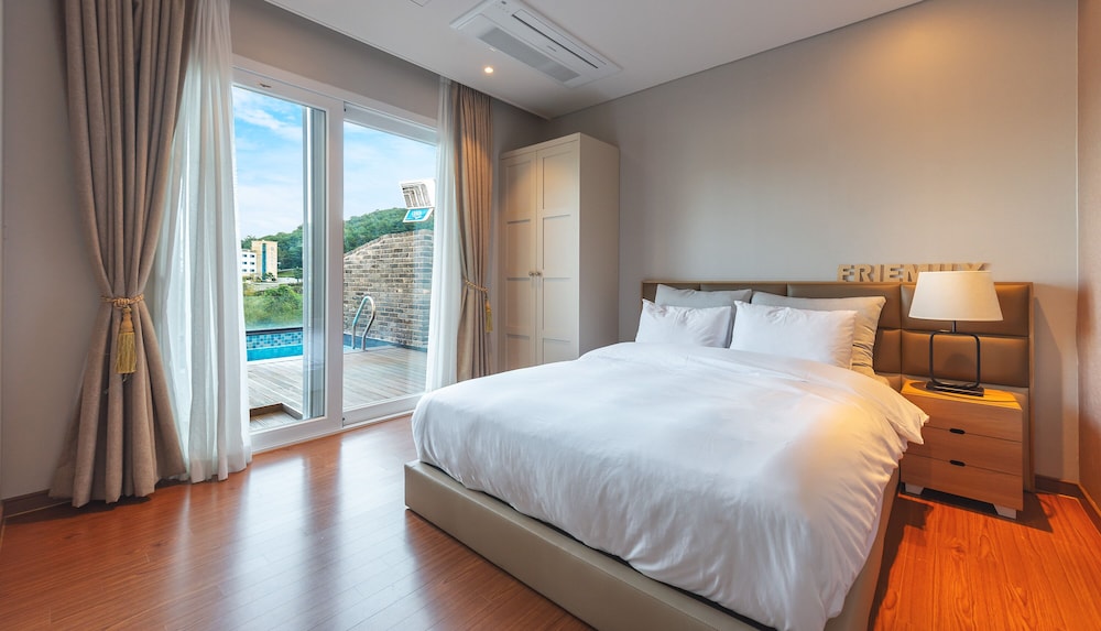 FRIEMILY POOL VILLA AND HOTEL 23/52