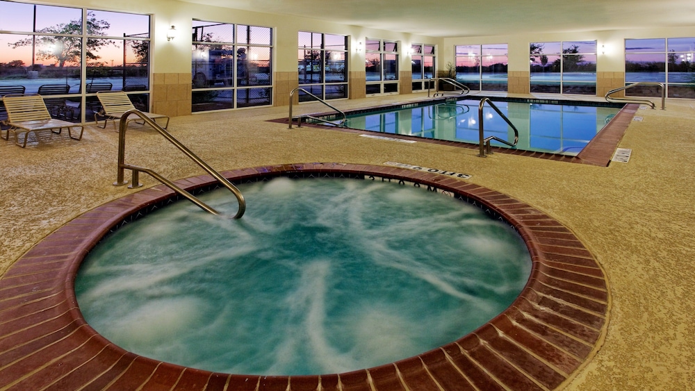 Holiday Inn Express Hotel Suites Cleburne 40/76