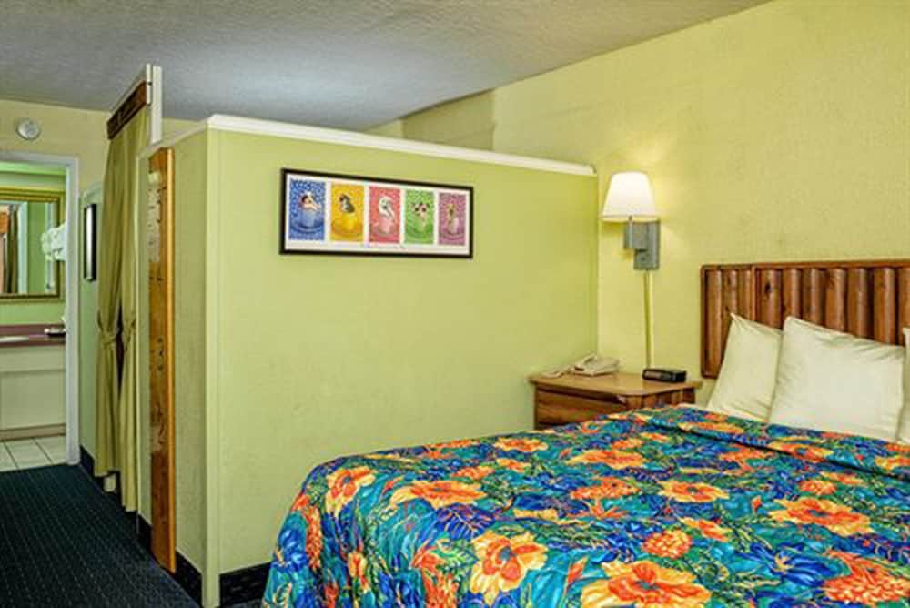 Seralago Hotel and Suites Main Gate East 7/32