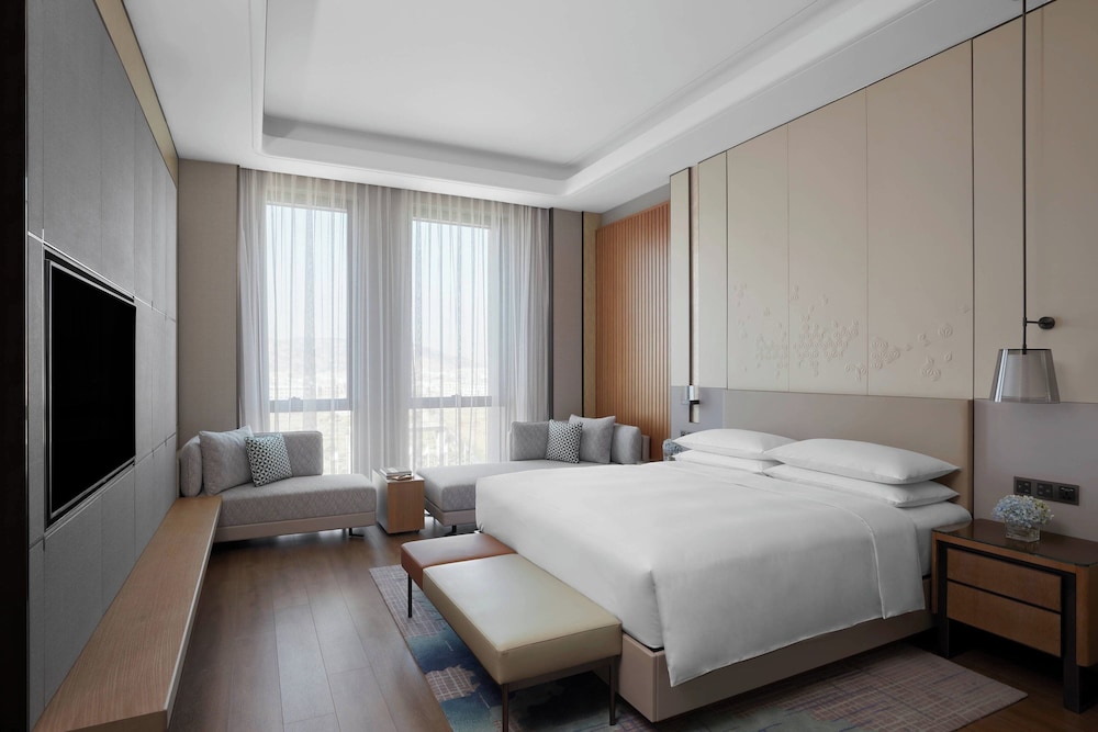 Club, Suite, Queen Bed