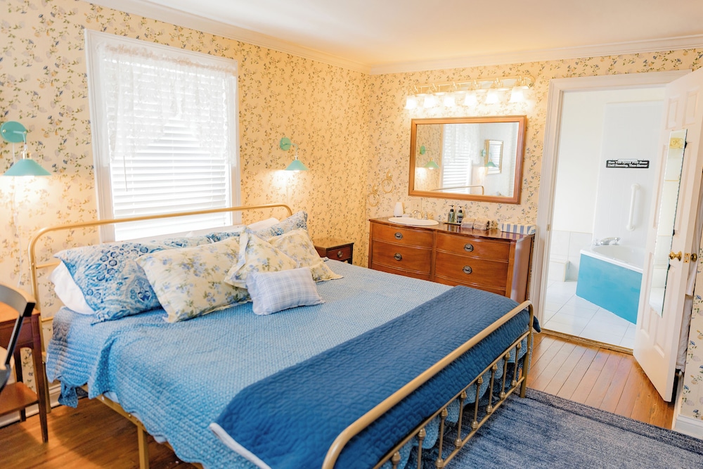 MAPLE, SUITE, KING BED