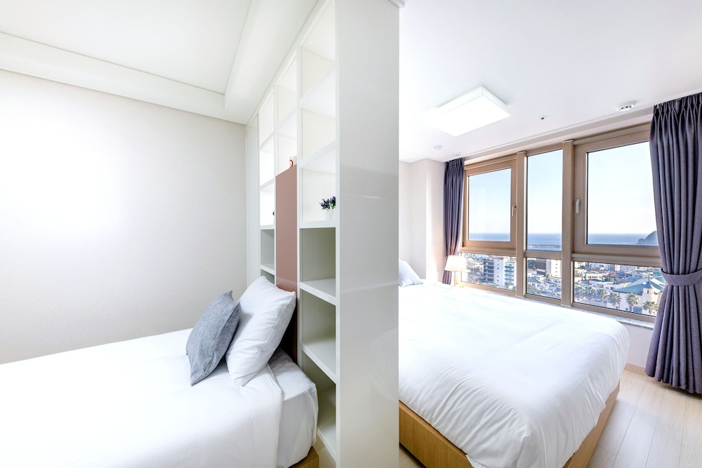 FAMILY, TWIN BEDS, SEA VIEW