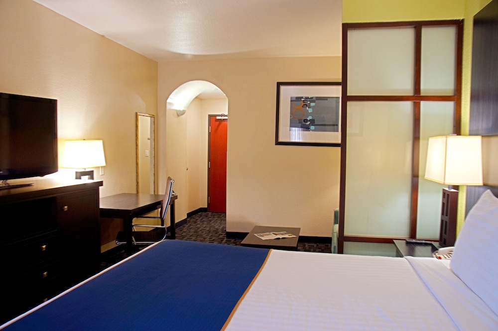 Super 8 by Wyndham Irving/DFW Apt/North 18/25