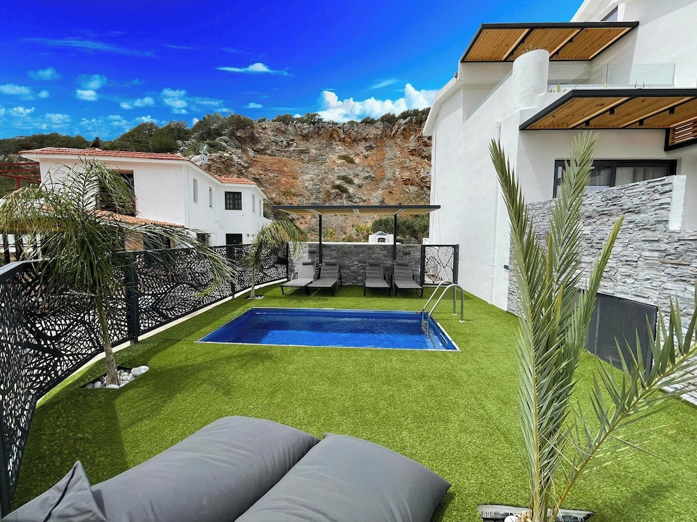 Aelia Suites 59/63