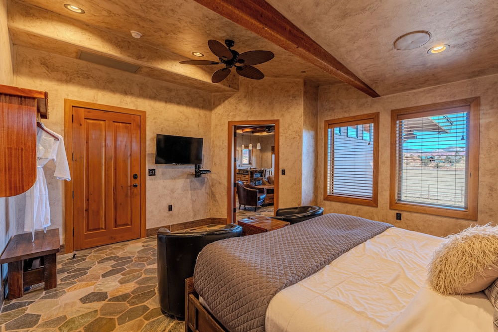 2 Bedrooms, Casita, House, 1 King and 2 Queen Beds, Bunk Bed