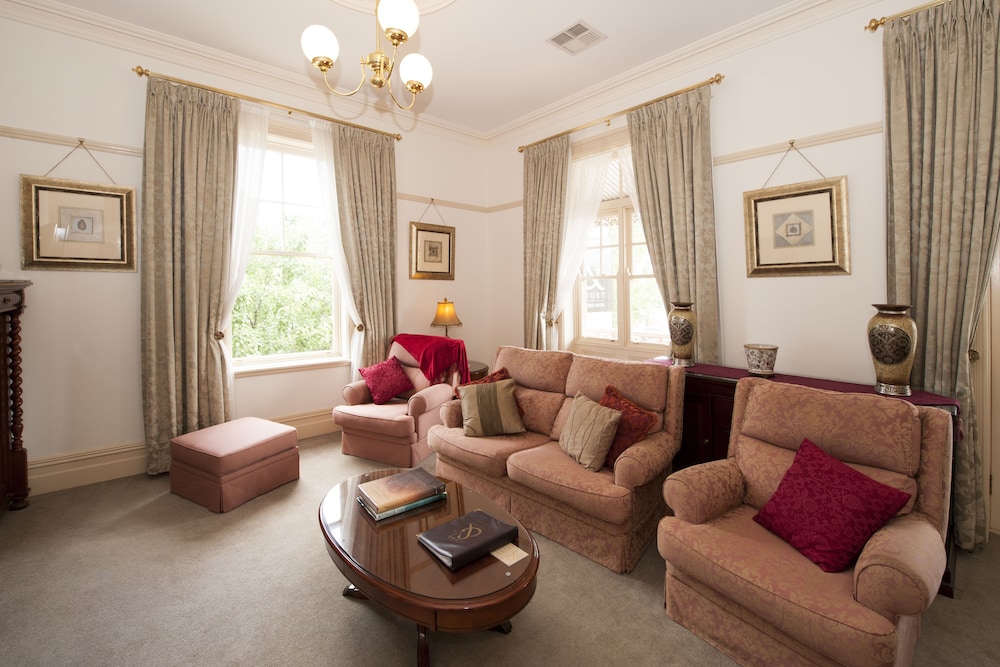 Cobb & Co Court Boutique Hotel 23/29