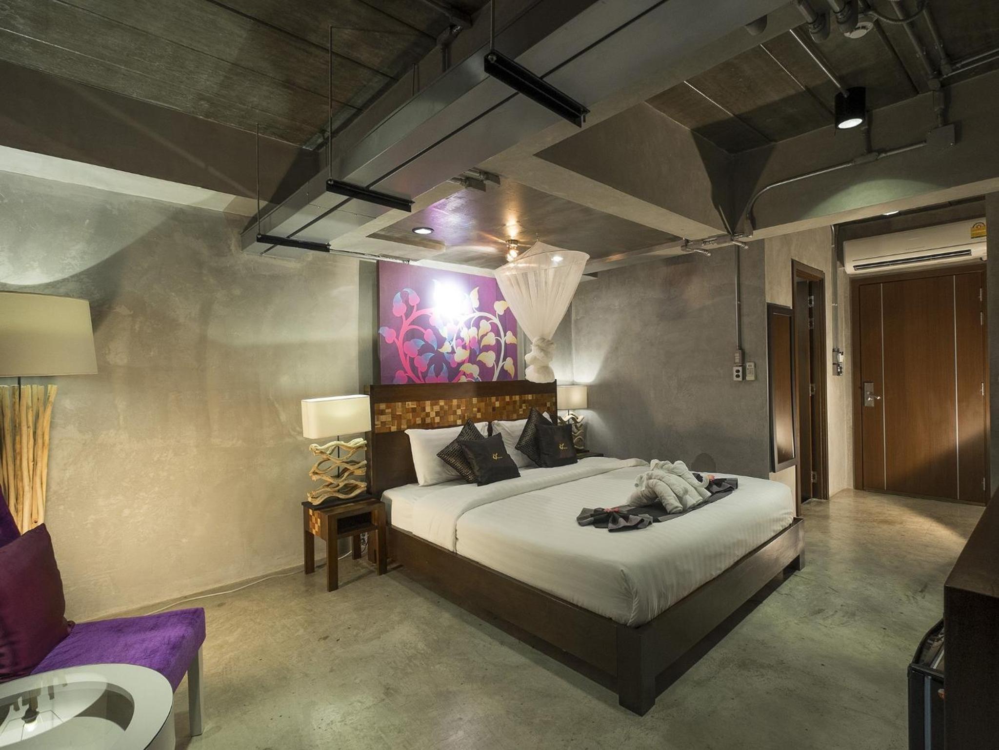 Loft, Triple, No Window