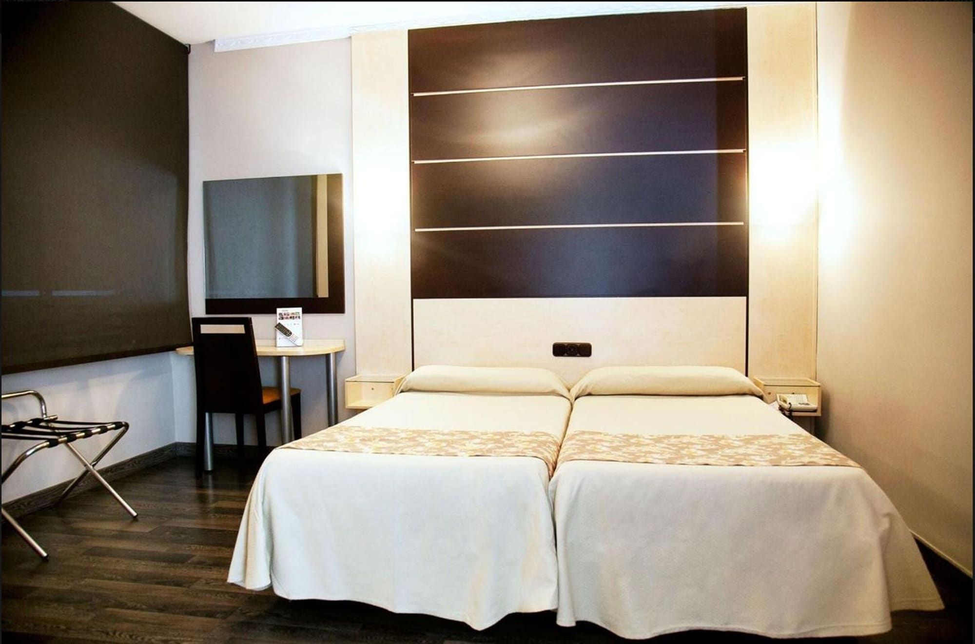 ROOM, DOUBLE OR TWIN BED