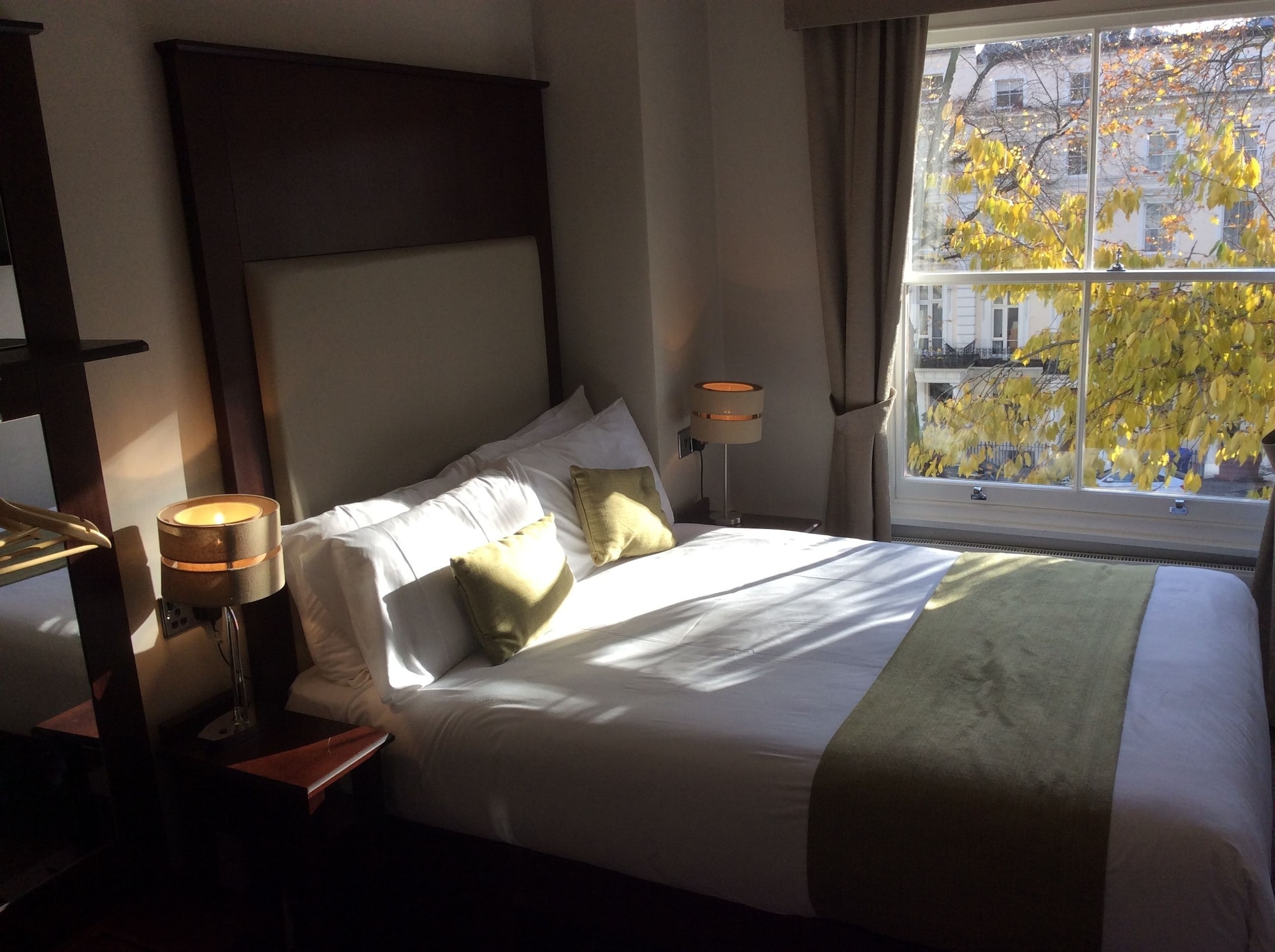ROOM, DOUBLE BED