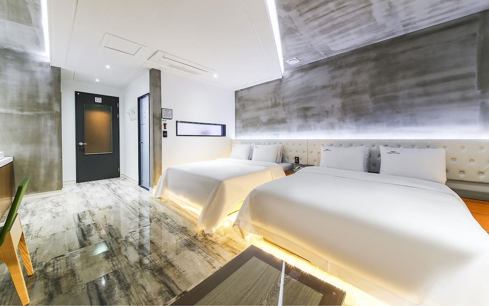 ROOM, TWIN BEDS