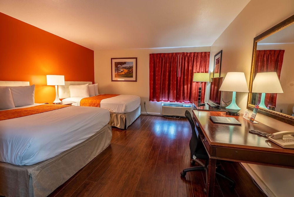 Howard Johnson By Wyndham Buena Park 14/34
