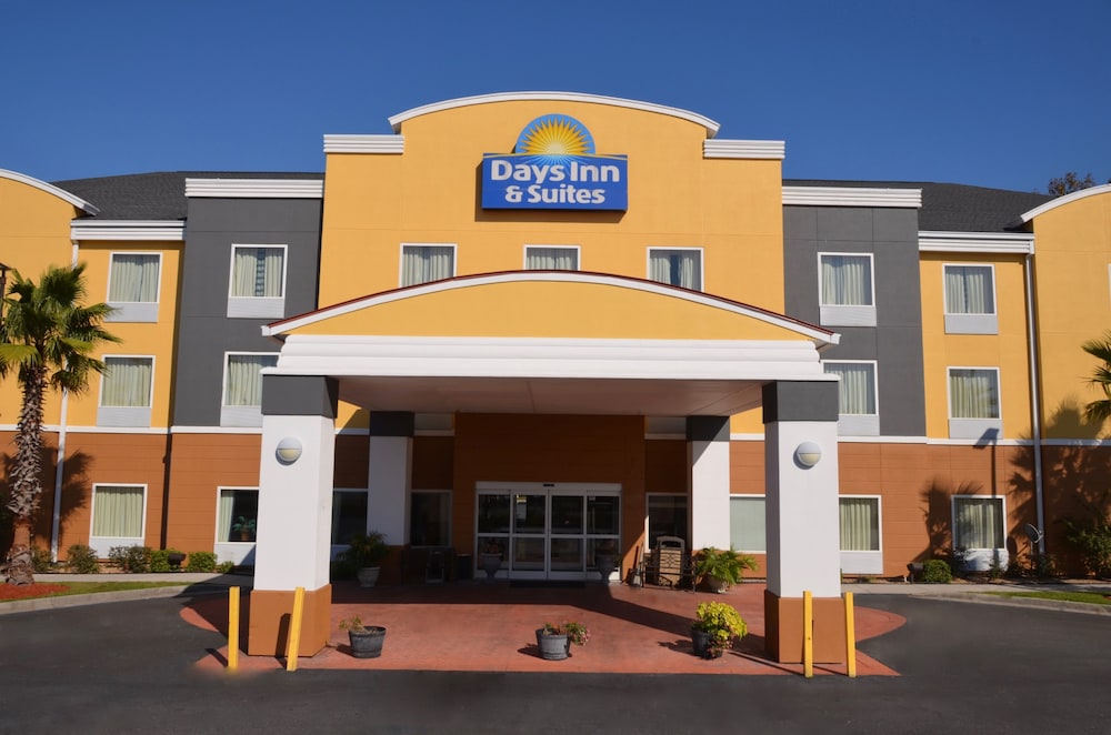 Days Inn & Suites by Wyndham Savannah North I-95 2/41
