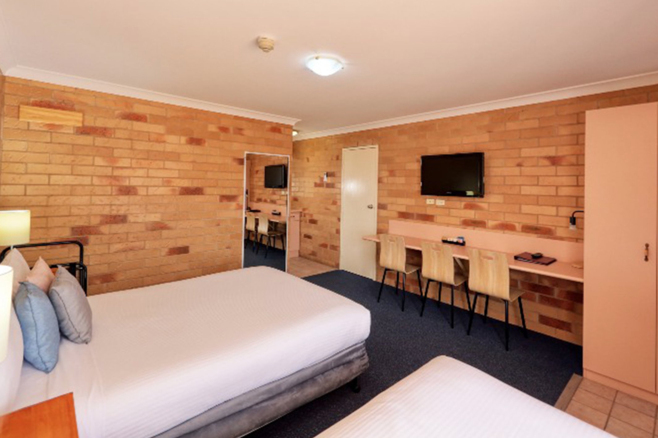 NORTH PARKES MOTEL 8/39