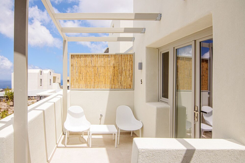 EXECUTIVE, SUITE, QUEEN BED, SEA VIEW, SOFA