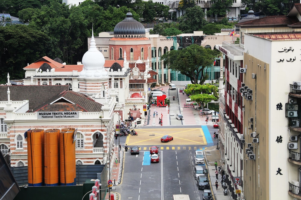 Avenue J Hotel Central Market 39/41