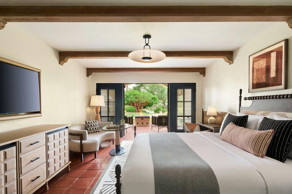 Fireside, Guest Room, King Bed, Resort View